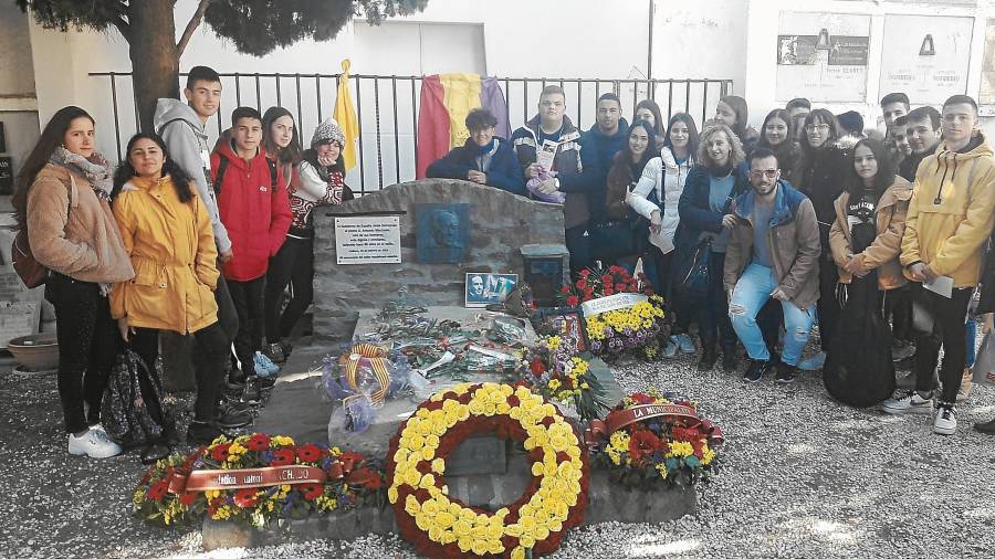 Los alumnos y profesores del Institut Campclar que acudieron en febrero a la tumba de Antonio Machado, en Colliure, para rendirle homenaje. Foto: cedida