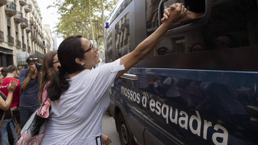 Una dona dóna les gràcies a un mosso a Barcelona. EFE