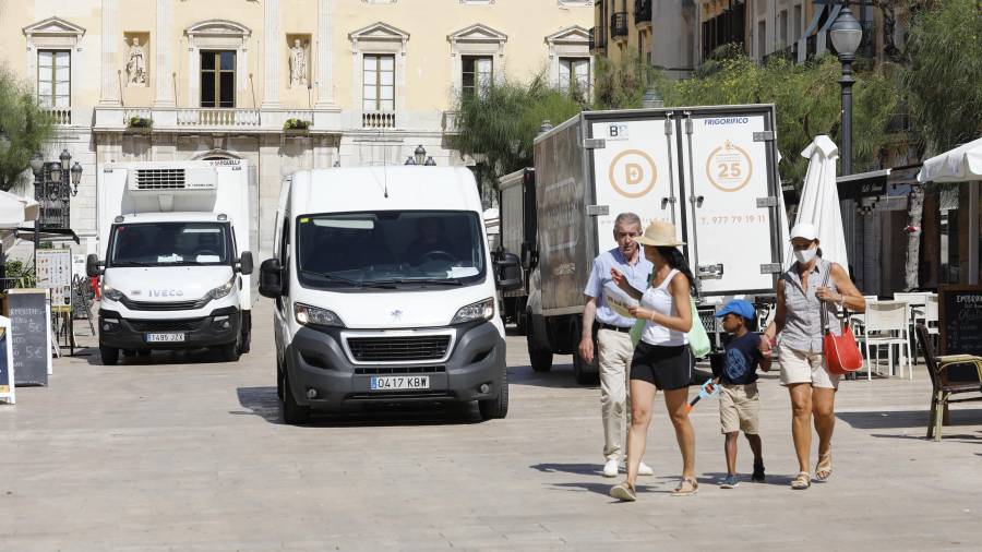Imagen de ayer, en la Plaça de la Font, sobre las diez de la mañana. Turistas esquivando furgonetas y camiones. FOTO: PERE FERRÉ