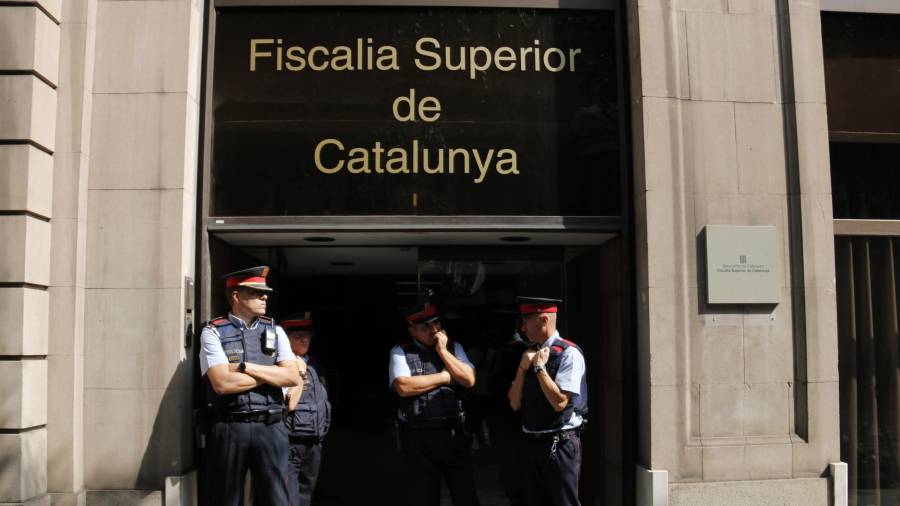 Mossos d'Esquadra custodiant la porta de la Fiscalia Superior de Catalunya, el 23 de setembre del 2017. FOTO: ACN
