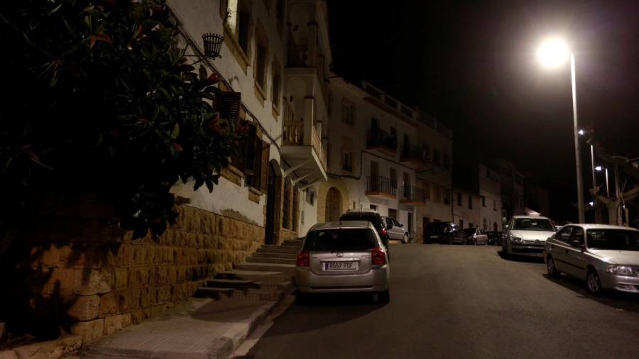 Imagen nocturna de la urbanización de Monnars, con poco alumbrado público. FOTO: FABIÁN ACIDRES