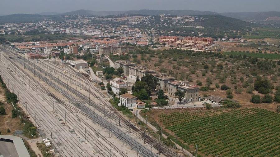 Imagen aérea de la estación de Sant Vicenç de Calders, con numerosas líneas