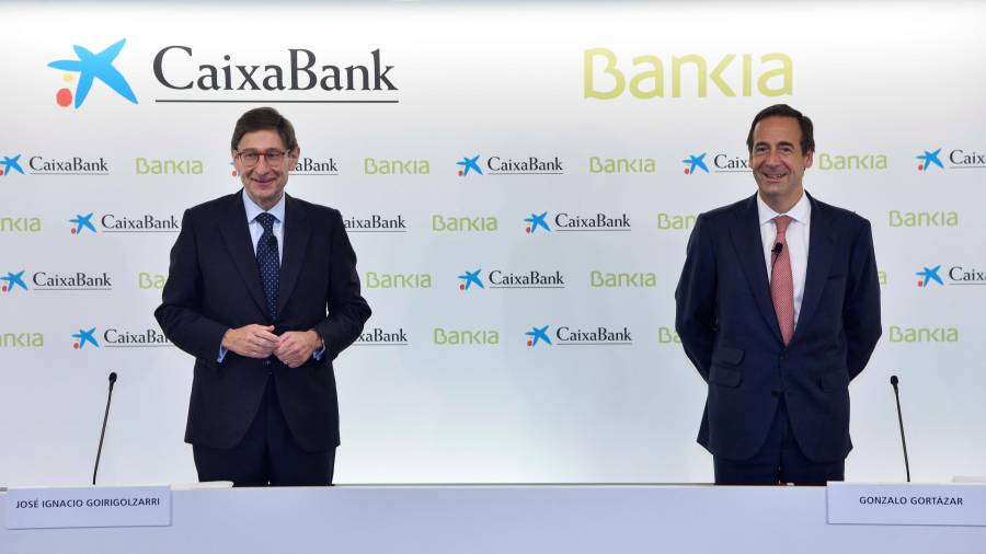 La fusión de Bankia y CaixaBank abre un nuevo horizonte económico en España.FOTO: EFE