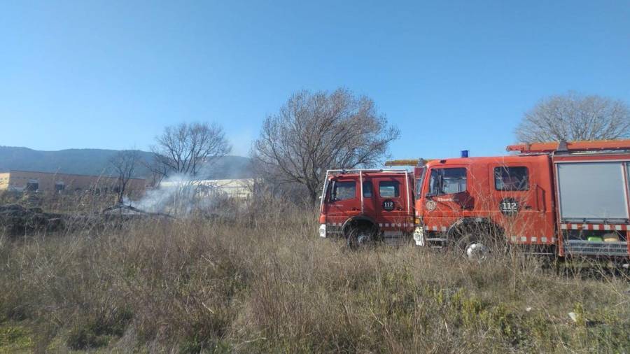 Una dotació de bombers del parc d'Alcover i una altra del de Valls estan realitzant les tasques d'extinció. Foto: BBVV Alcover