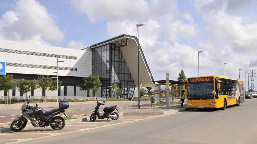 Imagen de un autobús interurbano de la ciudad parando delante del Hospital Universitari Sant Joan. FOTO: ALFREDO GONZÁLEZ.