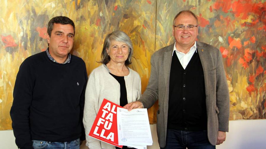 El director d’obra de l’empresa, Jose Enrique Romeu, la regidora d’Urbanisme, Marisa Méndez-Vigo, i l’alcalde d’Altafulla, Fèlix Alonso.