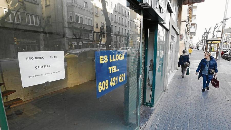 El cierre de establecimientos comerciales afecta a algunos de los principales ejes de la ciudad, como la Rambla Vella. FOTO: Pere Ferré
