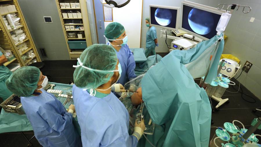 Imagen de archivo de una intervención quirúrgica en los quirófanos del Hospital Joan XXIII de Tarragona. FOTO: PERE FERRÉ