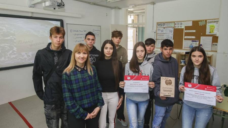 Todos los alumnos del Aula Oberta junto a su tutora, Cristina Arroyo. Foto: Àngel Ullate