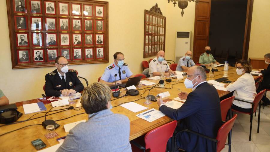 La reunión se celebró ayer en el ayuntamiento. FOTO: Alba Mariné