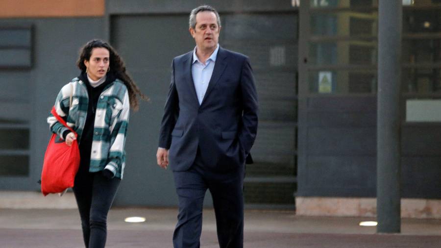 El exconseller de Interior Joaquim Forn, acompañado de su hija Beta, ayer a su salida de la prisión de Lledoners. FOTO: SUSANNA SÁEZ/EFE