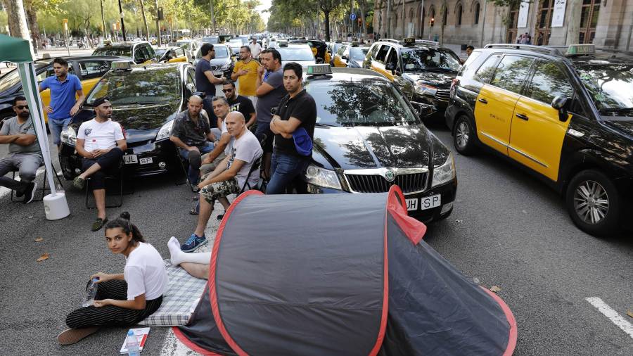 Varios taxistas ocupan la Gran Vía de Barcelona con sus coches durante la huelga indefinida. Foto: EFE