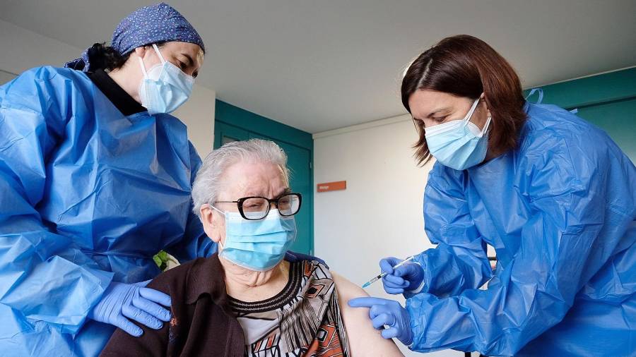 Momento en el que a Josefa Pérez se le administra la segunda dosis de la vacuna de Pfizer. FOTO: Departament de Salut