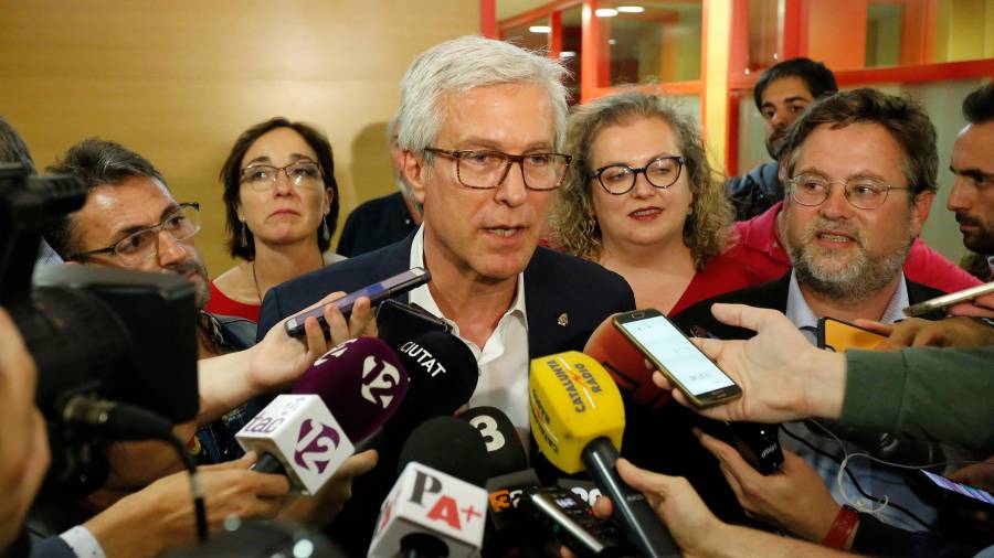 Josep Fèlix Ballesteros, PSC, atendiendo a los medios de comunicación. FOTO: Pere Ferré