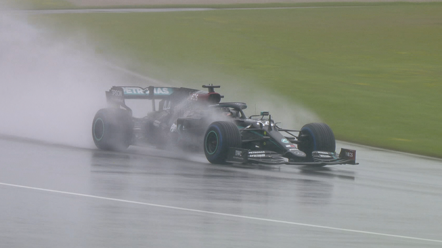 El monoplaza de Lewis Hamilton, bajo la lluvia de Spielber (Austria). Foto: Fórmula Uno.