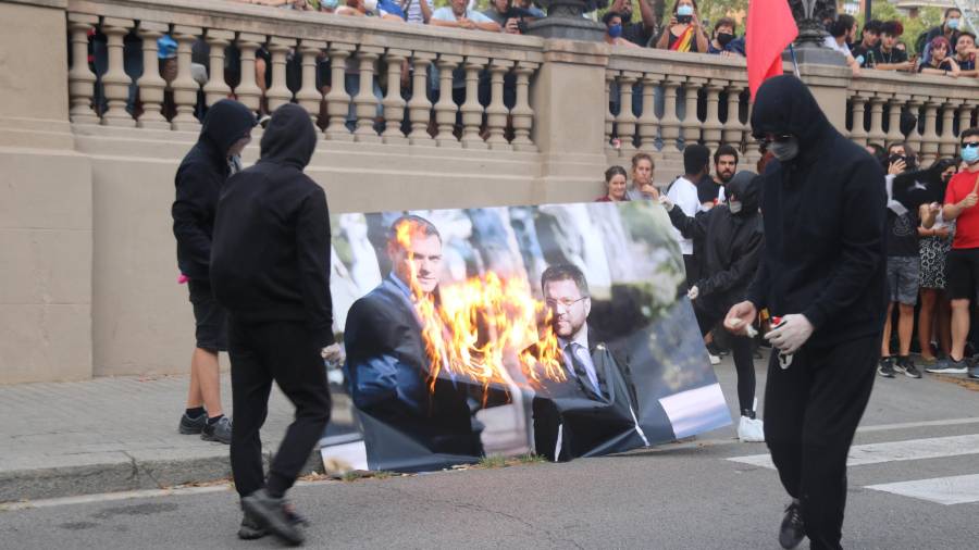 Imagen del momento en que se ha quemado la foto de Aragonès y Sánchez. ACN