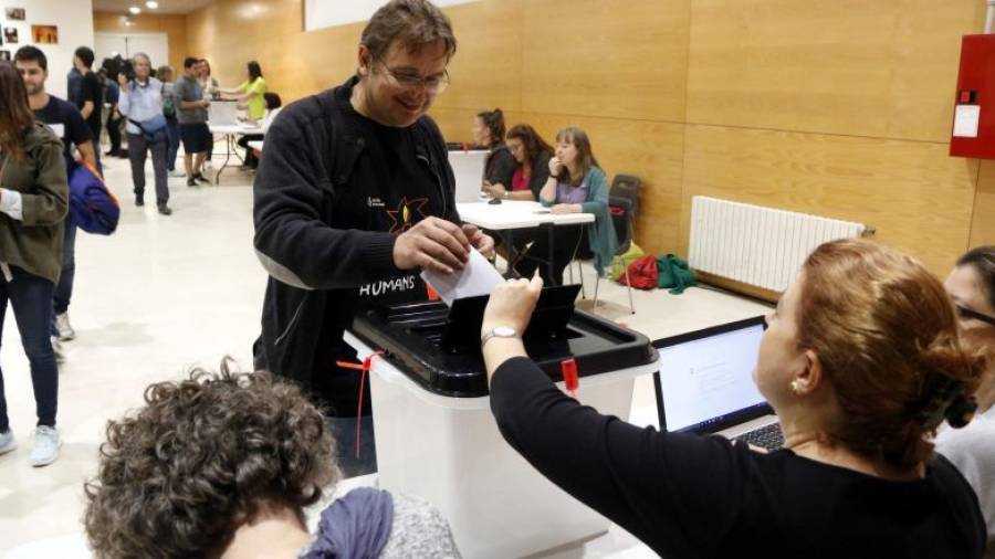 Un ciudadano votante en el instituto Martí Franqués de Tarragona en el referéndum del 1-O. FOTO: ACN
