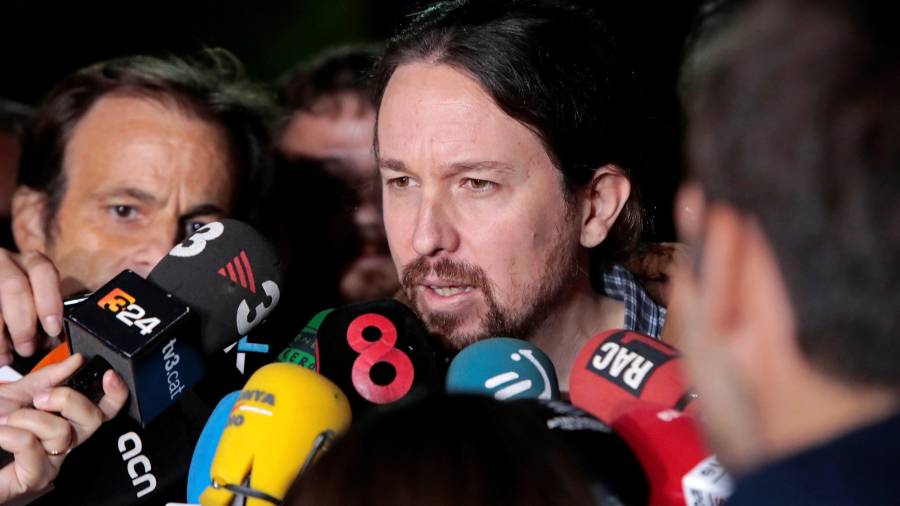 El líder de Podemos, Pablo Iglesias, atiende a los medios de comunicación, a su salida de la prisión de Lledoners, donde la semana pasada visitó al líder de ERC, Oriol Junqueras