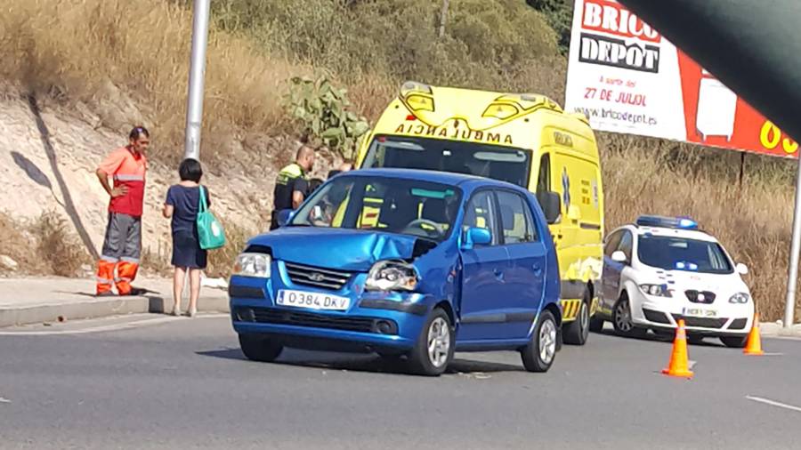 El accidente de Tarragona se ha producido en la rotonda que enlaza la N-240 con la avenida Doctor Mallafre. FOTO: DT