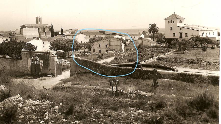 Imagen de los años 50. En un círculo las casas de la barriada del castillo. FOTO: ANTONI PINEDA