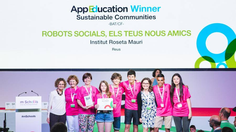 Alumnes de l'Institut Roseta Mauri de Reus, recollint el premi pel seu projecte 'Robots socials, els teus nous amics'. Foto: Cedida
