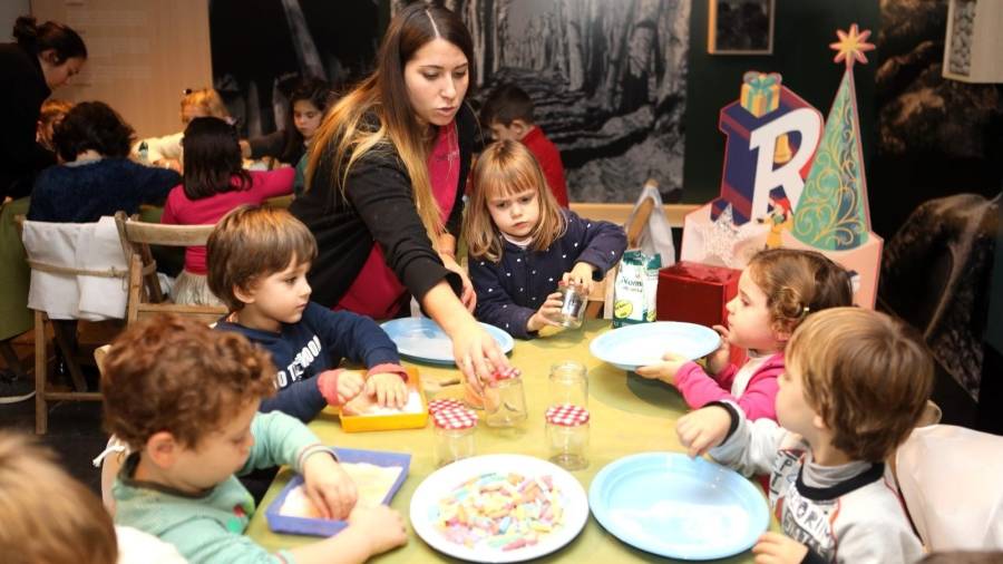 La pràctica del taller infantil, dut a terme ahir al Gaudí Centre, va destinar-se a elaborar corbes en un pot de vidre amb sal de colors. FOTO: A. M.