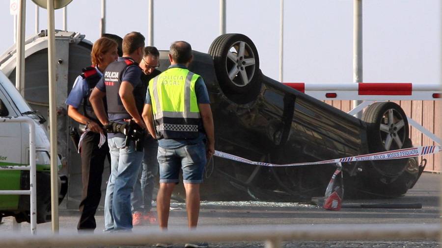 El coche en el que viajaban los terroristas abatidos en Cambrils, antes de ser retirado. Foto:EFE