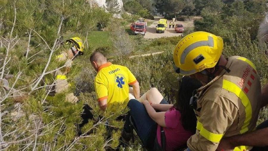 El rescate en zonas inaccesibles para la ambulancia es habitual contar con la colaboración de Bombers. FOTO: Bombers