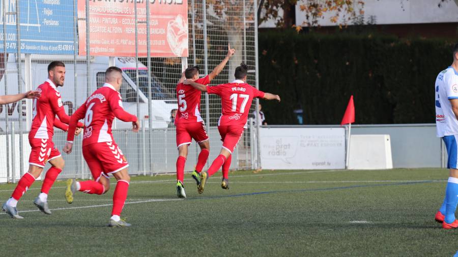 Viti y Pedro celebran el gol del centrocampista de Mataró que supuso el 1-1. FOTO: Nàstic
