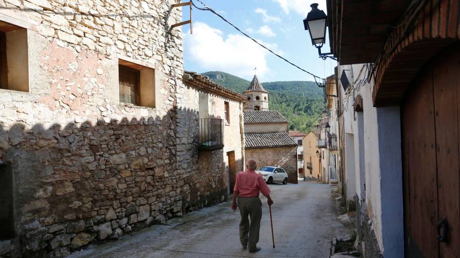 Un anciano, paseando por una calle de La Febró. En este municipio del Baix Camp hace 29 años que no se registra un nacimiento. FOTO: Pere Ferré