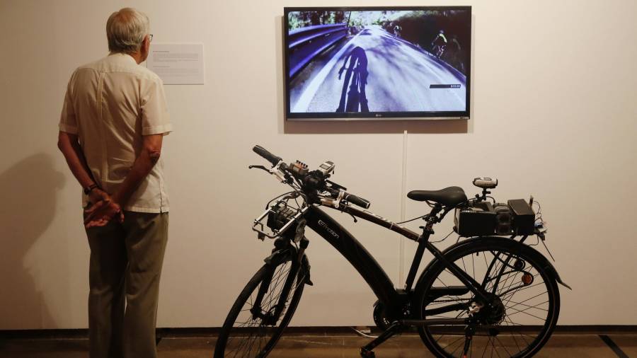 Bicicleta instrumentalizada para evaluar la seguridad vial de los ciclistas y que les da más visibilidad en carretera. FOTO: EFE