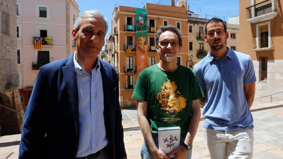 Josep Bertran, representant de Repsol; Enric Garriga, president del Ball de Diables; i Edu Polo, il·lustrador del logo.