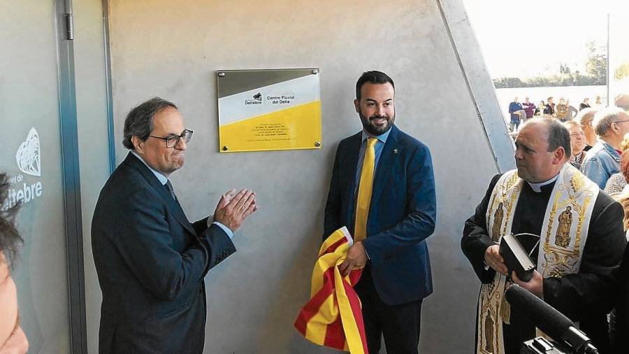 El president Quim Torra i l’alcalde de Deltebre, Lluís Soler, durant el descobriment de la placa, ahir al migdia, al nou centre. FOTO: M. Pallá