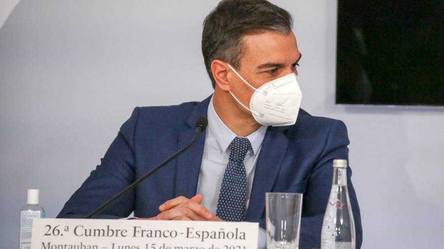 Sánchez en la conferencia de prensa que ha ofrecido junto al presidente de Francia, Emmanuel Macron. EFE