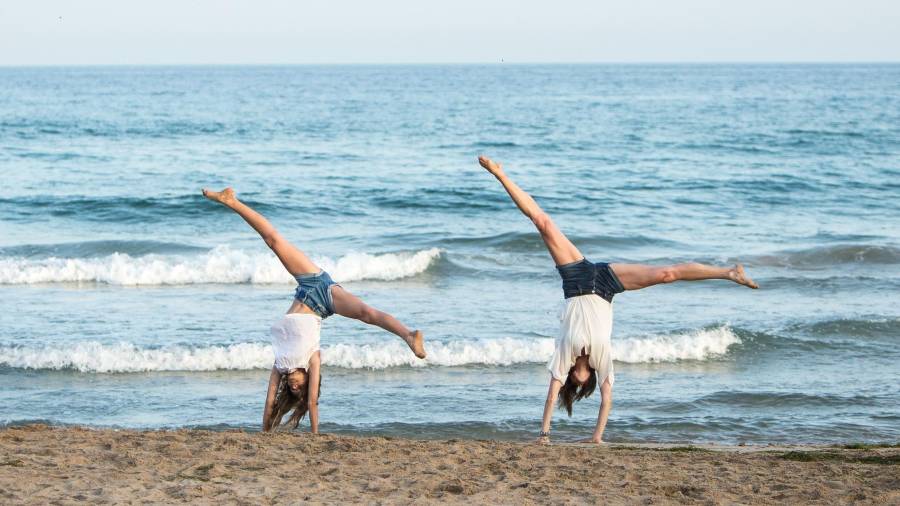 Bito i la seva filla Rosa, a qui ha transmès la seva passió per la gimnàstica rítmica, realizant un exercici a la platja Llarga. FOTO: DAVID OLIETE