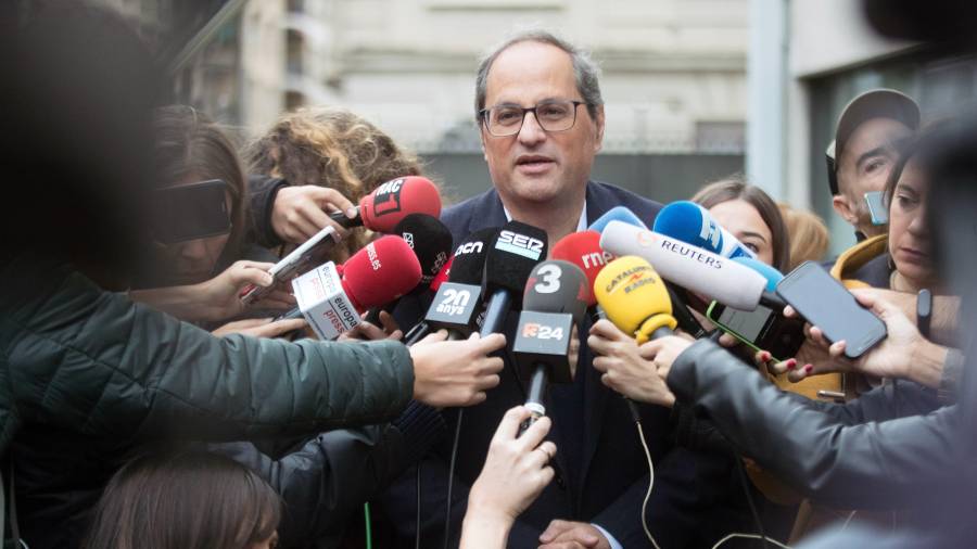 El presidente de la Generalitat de Cataluña, Quim Torra,atiende a los medios de comunicación tras ejercer su derecho al voto en su colegio electoral de Barcelona. FOTO: EFE