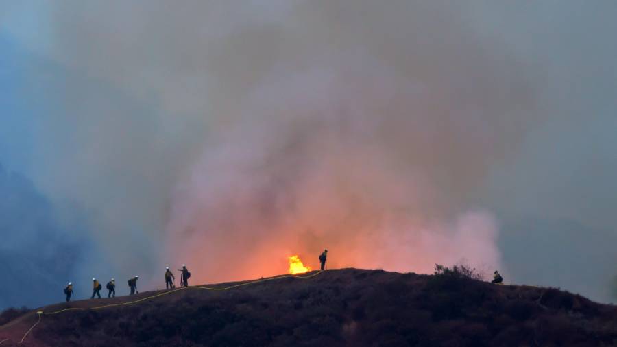 Imagen de los bomberos trabajando en uno de los numerosos incendios declarados en California. EFE