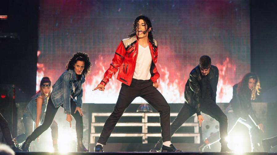 Ximo dirige el espectáculo y da vida a Michael Jackson con gran fidelidad. FOTO: Jorge López Muñoz