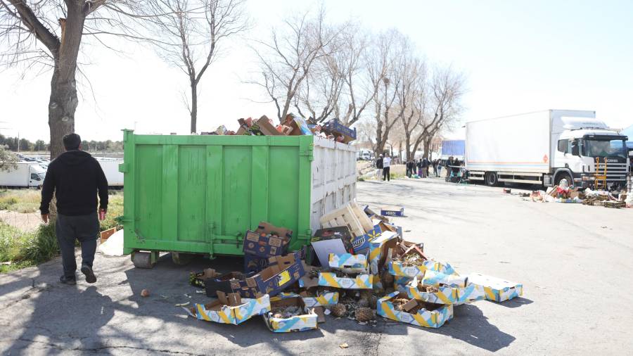 Escombros y cajas abandonadas en los contenedores del mercado de Bonavista. FOTO: ALBA MARINÉ