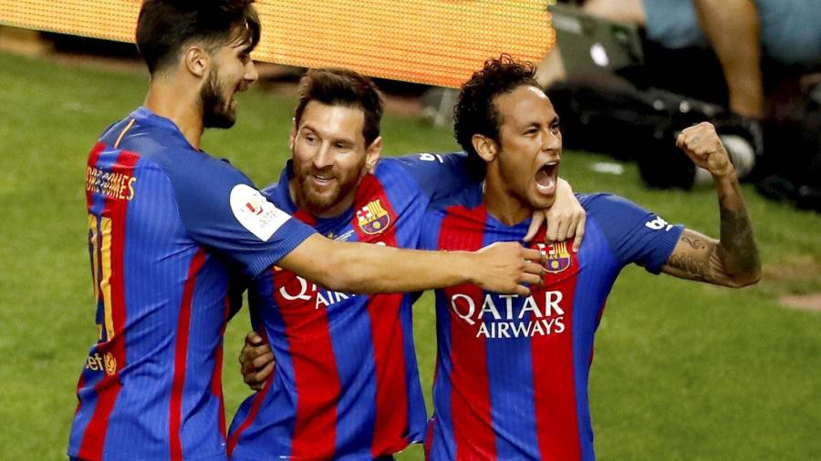 Messi y Neymar junto a André Gomes este sábado.