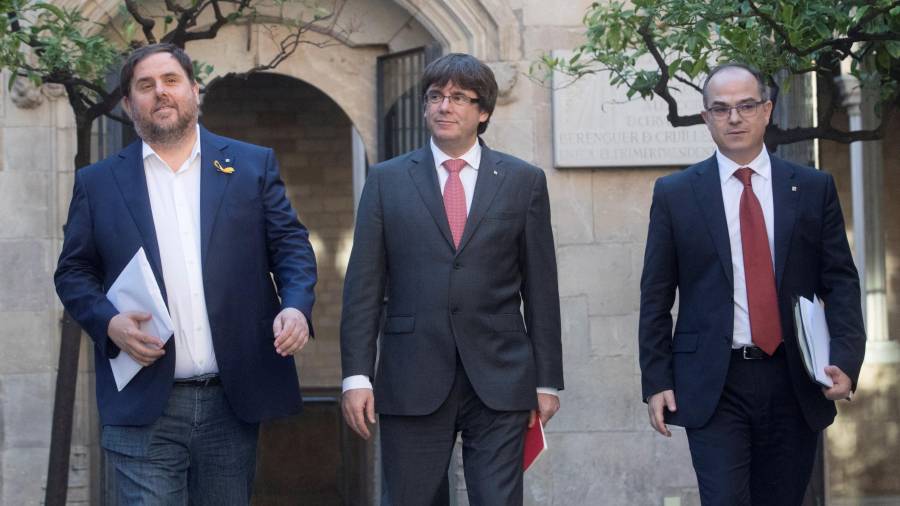 El presidente de la Generalitat, Carles Puigdemont, el vicepresidente, Oriol Junqueras (i), y el conseller de Presidencia, Jordi Turull (d). FOTO: EFE