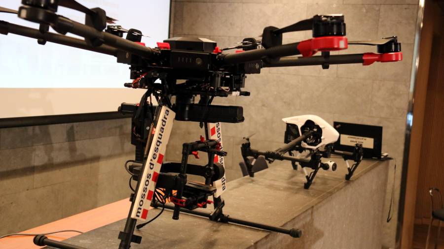 Imagen de dos de los drones propiedad de los Mossos d'Esquadra. Foto: ACN