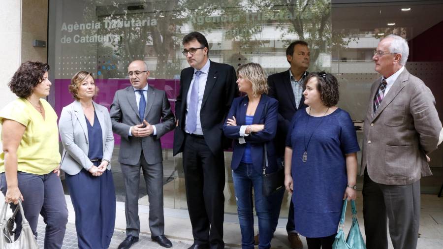 El secretari d’Hisenda de la Generalitat, Lluís Salvadó (4e), a la nova oficina de l’Agència Tributària de Catalunya (ATC) a Reus, amb el delegat del Govern Òscar Peris (3e), la responsable de l’oficina i representants de l’Ajuntament. Foto:ACN