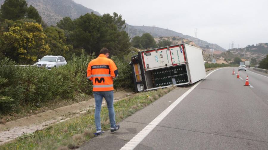 El camión volcado entre la mediana y un carril de circulación. Foto: Alba Mariné