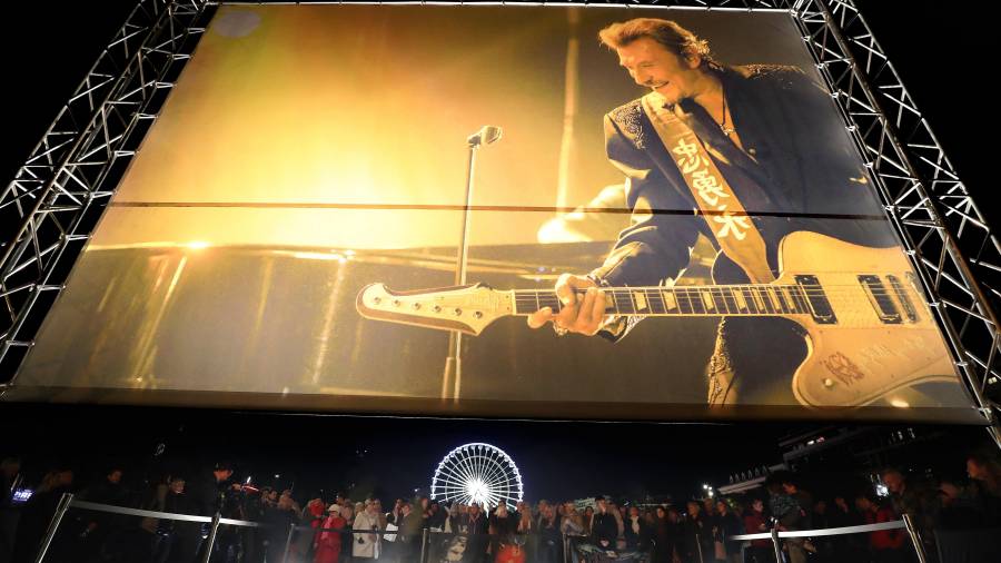 Seguidores rinden tributo al cantante francés Johnny Hallyday en el Place Massena en Niza, Francia. FOTO: EFE