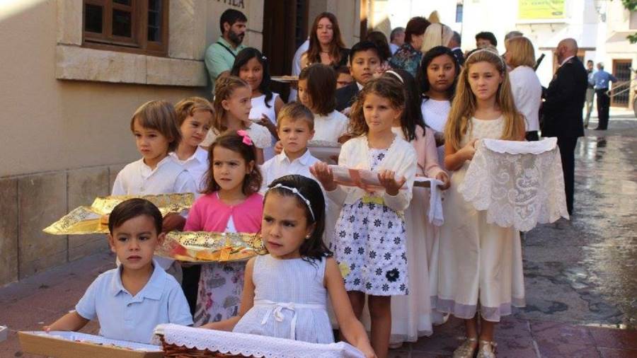 Els nens amb les safates de pa beneït passant per davant de la Casa de la Vila. FOTO: CEDIDA