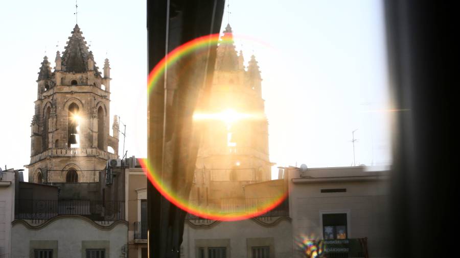 Moment en què el sol va traspassar el campanar de la Prioral de Sant Pere, ahir a les 10 en punt del matí. FOTO: alba mariné