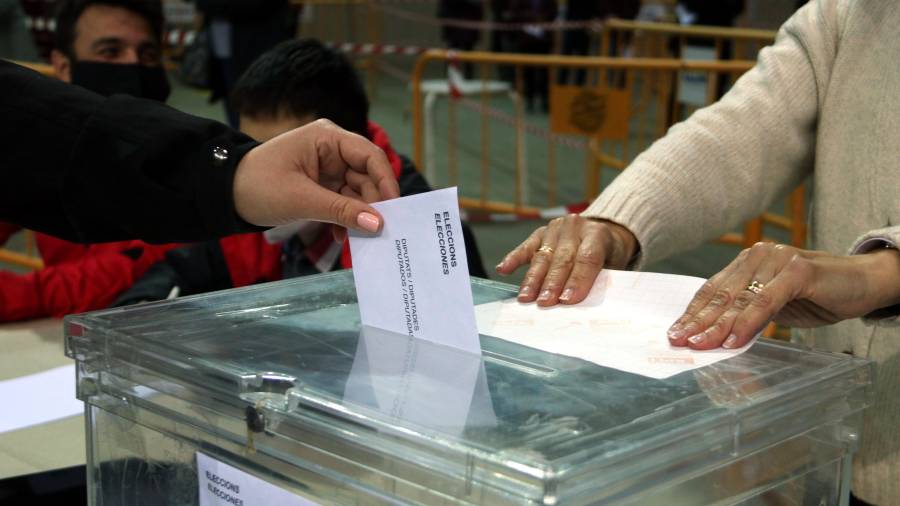Imagen de una votante durante el 14-F. ACN