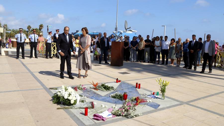 El president de la Generalitat, Quim Torra, amb la seva esposa, Carola Miró, davant el Memorial per la Pau de Cambrils. FOTO: ACN