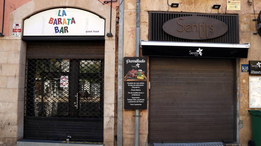 Imagen de dos locales cerrados en la plaça de la Font de Tarragona. ACN